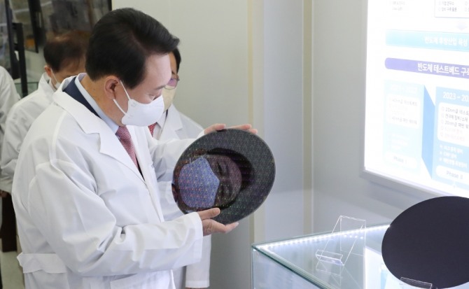 29日上午，总统当选人尹锡悦访问了大田韩国科学技术院(KAIST)内的纳米综合技术院。在参观半导体研究现场的过程中，正在查看半导体晶片样品。照片=NEWSIS