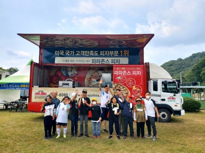 파파존스 피자가 '제8회 경상남도 지적 장애인 축구대회'에 '수퍼 파파스' 150판을 제공했다. 사진=한국파파존스