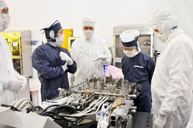 이재용 삼성전자 부회장이 14일(현지시간) 네덜란드 에인트호번에 위치한 ASML 본사에서 피터 베닝크 ASML CEO, 마틴 반 덴 브링크 ASML CTO 등과 함께 반도체 장비를 점검하고 있다. 사진=삼성전자