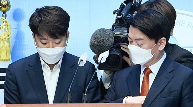 지난 4월18일, 이준석 국민의힘 대표와 당시 국민의당 대표를 맡고 있던 안철수 의원이 국회 소통관에서 합당을 공식 선언했다. 이로써 화학적 결합에 성공했지만 두 사람의 갈등은 지금도 여전하다. 사진=뉴시스