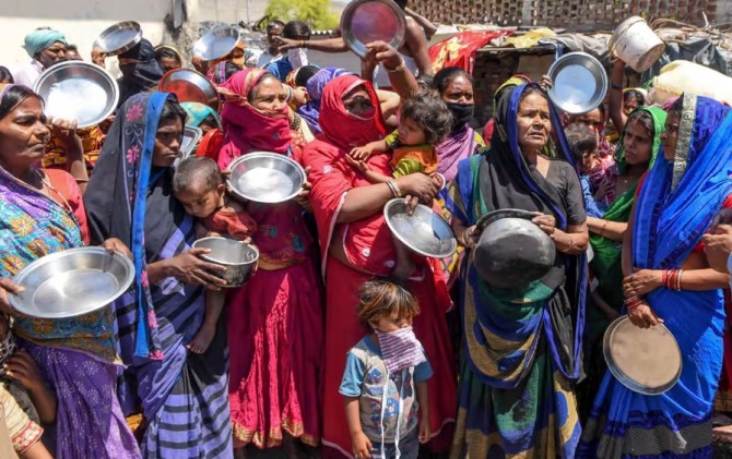 글로벌 식량 위기가 고조되면서 인도 주민들이 식량을 확보하려고 대기하고 있다. 사진=AFP