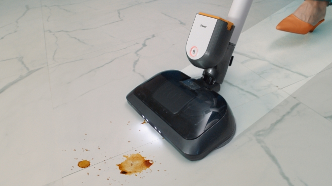 '안심 스팀 물걸레 흡입구'가 적용된 신제품으로 바닥을 청소하는 모습. 사진=LG전자