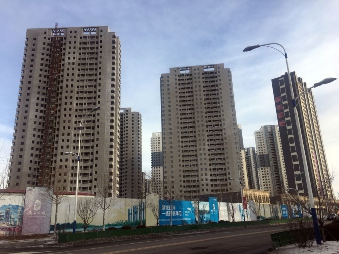 중국 랴오닝성 단둥시 신구(丹東市新區)에서 반쯤 건설한 아파트 단지. 사진=로이터