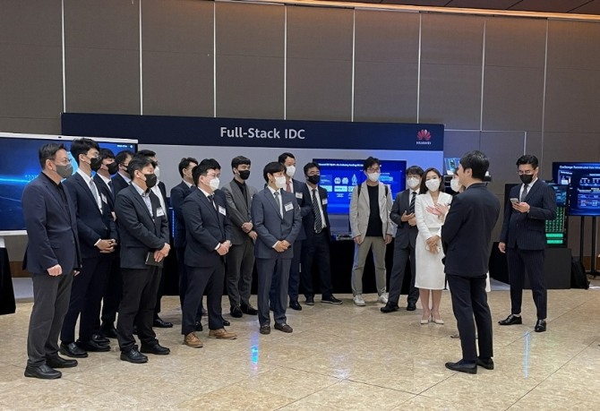한국화웨이가 16일 대전에서 ‘지능형 캠퍼스 네트워크 솔루션과 풀-스택 데이터센터 솔루션’을 주제로 ‘한국화웨이 엔터프라이즈 로드쇼'를 개최했다. 사진=한국화웨이