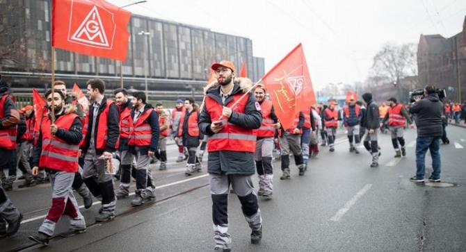 독일 철강 노동자들이 임금인상 시위를 벌여 30년 만에 최고인 6.5% 임금 인상을 이끌어냈다.