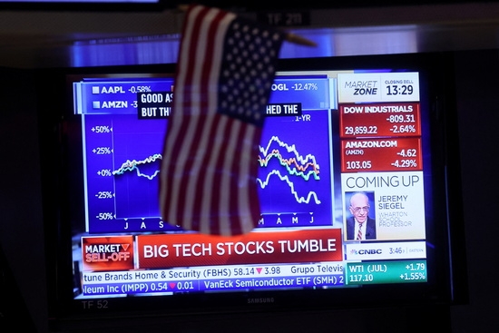 뉴욕증권거래소(NYSE)에 미국 국기가 걸려있다. 사진=로이터