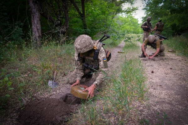 14일(현지시간) 우크라이나 도네츠크에서 우크라이나 특수작전부대 장병들이 러시아군의 진입로로 예상되는 곳에 대전차 지뢰를 매설하고 있다. 사진=뉴시스