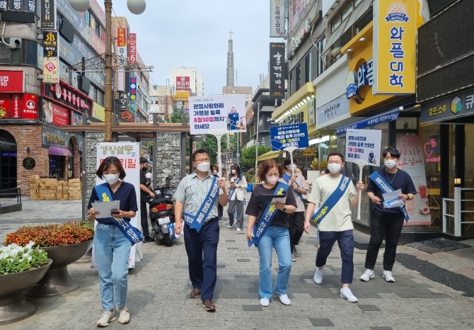 광명시는 지난 17일 철산 상업지구에서 자영업지원센터, 골목상권 청년지원단, 지역화폐 판매담당자 등 20여 명과 함께 광명사랑화폐 가맹점 등록을 위한 홍보 캠페인을 벌였다. 사진=광명시