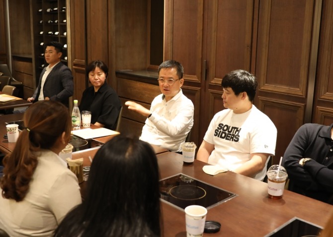지난 14일 서울 강남구에 위치한 창고43 삼성점에서 개최된 동반 성장을 위한 ‘2022 가맹점 소간담회’에서 임금옥 bhc치킨 대표가 참석자들과 대화를 하고 있다. 사진=bhc치킨