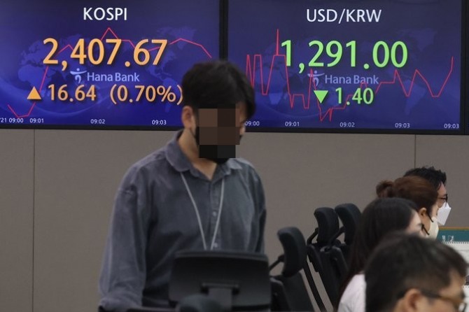  21일 오전 서울 중구 하나은행 본점 딜링룸에서 딜러들이 업무를 보고 있다. 이날 원·달러 환율은 1.9원 내린 1,290.5원으로 출발했다. [사진=연합]