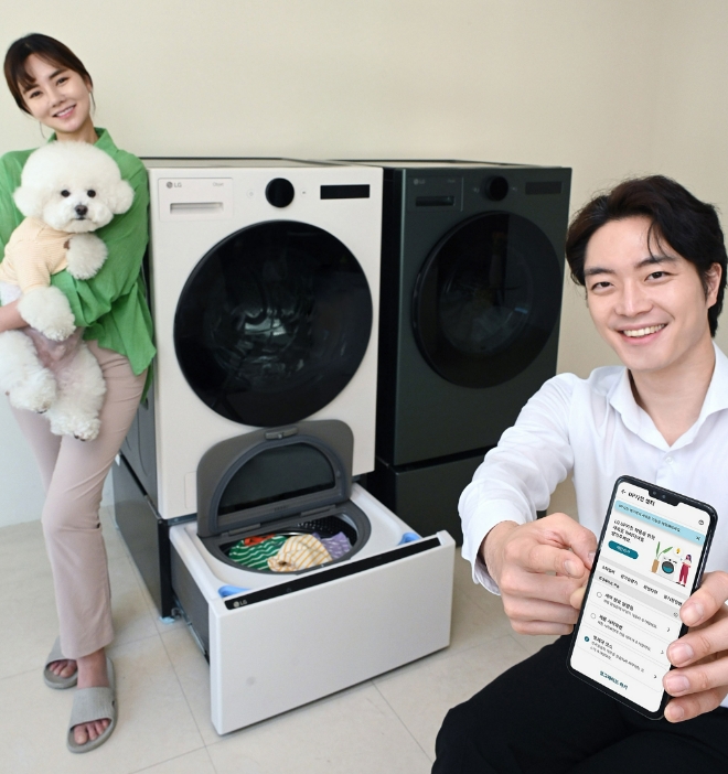 모델이 LG 씽큐(LG ThinQ) 앱의 ‘UP가전 센터’를 통해 업그레이드 할 수 있는 '펫케어 코스'를 소개하고 있다. 사진=LG전자