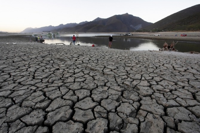 멕시코가 심각한 가뭄에 직면하자 사람들이 라 보카 댐의 건조한 분지를 따라 모여들고 있다. 사진=로이터