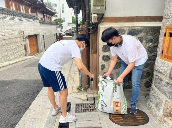 BBQ 올리버스가 북촌 한옥마을 일대에서 플로깅하는 모습. 사진=제너시스BBQ