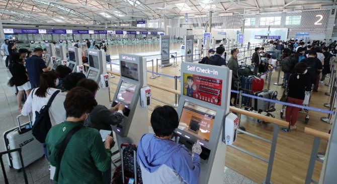 지난 8일 인천국제공항 제1터미널이 여행객들로 붐비고 있다. 사진=뉴시스