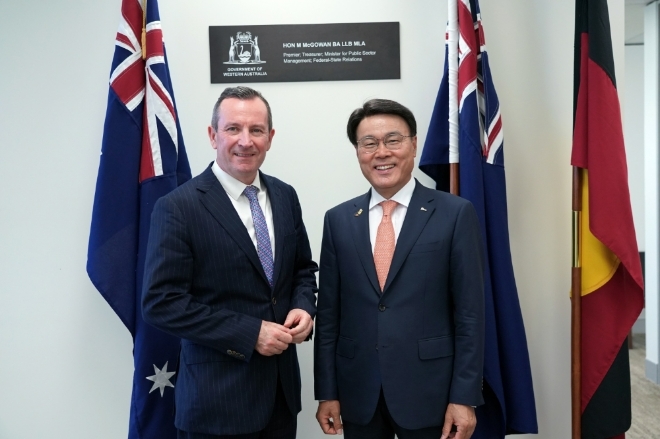 최정우 포스코그룹 회장(오른쪽)과 마크 맥고완 서호주 수상이 21일(현지시간) 호주 퍼스에서 만나 환담을 나누기 앞서 기념촬영을 하고 있다. 사진=포스코그룹