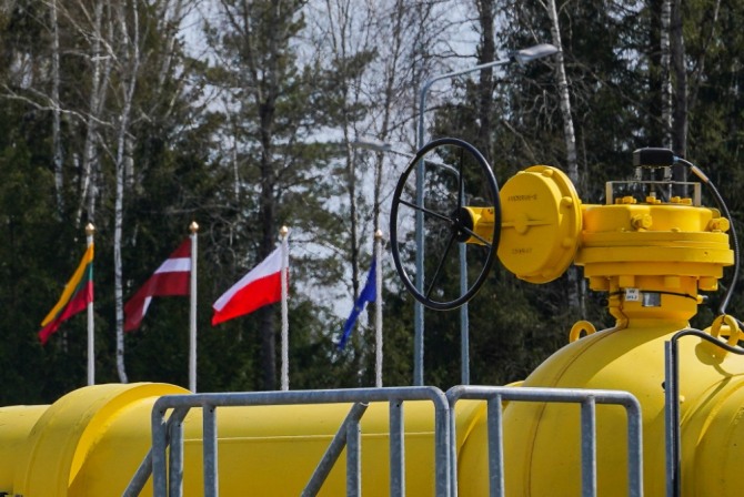 리투아니아, 라트비아, 폴란드, 유럽 연합의 국기가 리투아니아 자우니우나이 가스 인터커넥션 폴란드-리투아니아 파이프라인 근처에서 펄럭이고 있다. 사진=로이터