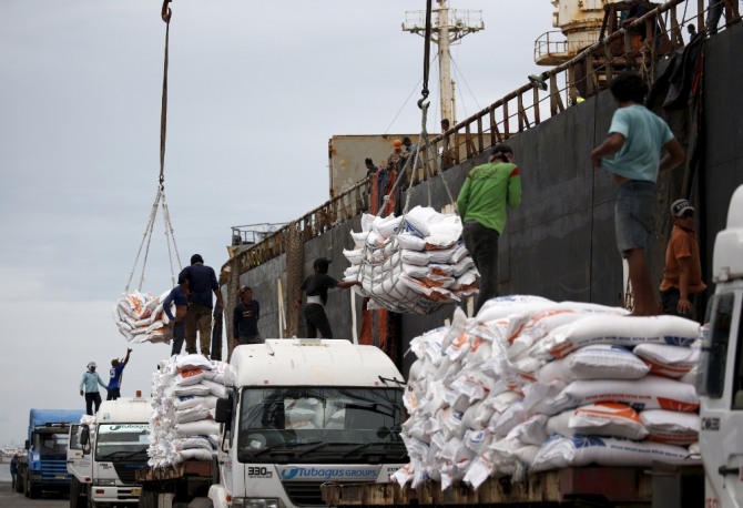 밀 다음으로 쌀 가격이 오를 것으로 전망되고 있다. 인도네시아 북자카르타 탄중프리오크 항구에서 노동자들이 베트남에서 수입된 쌀을 배에서 내리고 있다. 사진=로이터