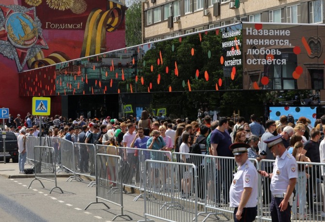 맥도날드 간판을 내리고 러시아 브랜드로 새로 창업한 패스트푸드 체인 ‘브쿠스노 이 토치카’의 모스크바 매장이 처음 문을 연 지난 12일(현지시간) 시민들이 매장 앞에서 줄 서 기다리고 있다. 사진=로이터