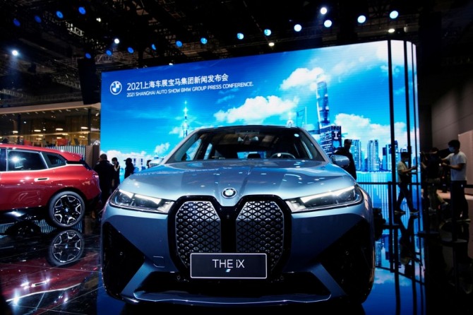 지난해 상하이에서 열린 상하이 모터쇼에서 전기된 BMW 전기차 모델 iX. 사진=로이터