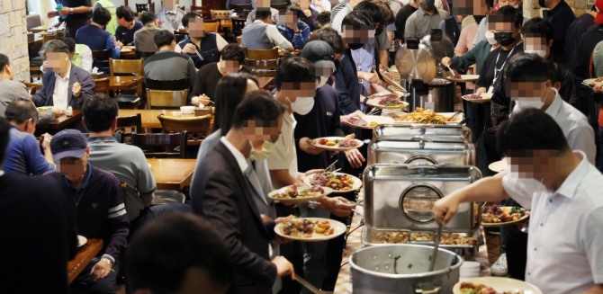 지난 16일 서울 시내 한 점심뷔페 식당이 직장인들로 붐비고 있다. 사진=연합뉴스