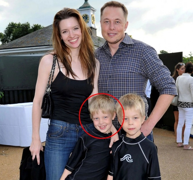 일론 머스크가 첫 번째 부인 저스틴 윌슨(뒷줄 왼쪽)과 결혼 시절 두 아들과 함께 포즈를 취한 모습. 앞줄 왼쪽이 자비에 알렉산더 머스크로 추정된다. 사진=뉴욕포스트