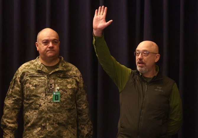 올렉시 레즈니코프 우크라이나 국방장관(좌). 사진=로이터