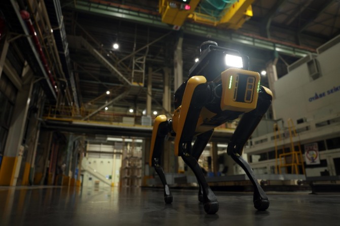 현대자동차가 투자한 미국 로봇업체 보스턴다이내믹스의 로봇개 '스팟'이 산업현장을 넘어 전장에 투입되어 주목을 받고있다. 사진=현대차