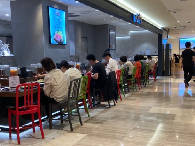 24일 오전 서울 중구 롯데백화점 지하 1층 식당가에 위치한 한 식당이 손님들로 차 있다. 사진=안희진 기자
