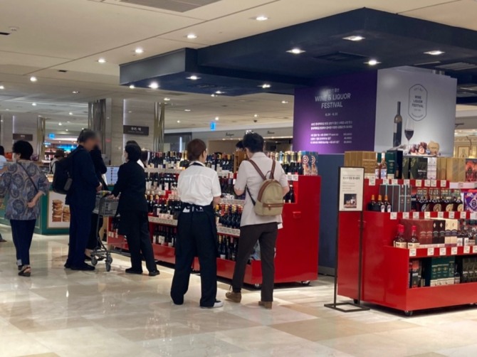 24일 오후 서울 중구 롯데백화점 본점 지하 1층에 위치한 '와인&리커 페스타' 행사장에서 시민이 와인을 구매하고 있다. 사진=안희진 기자