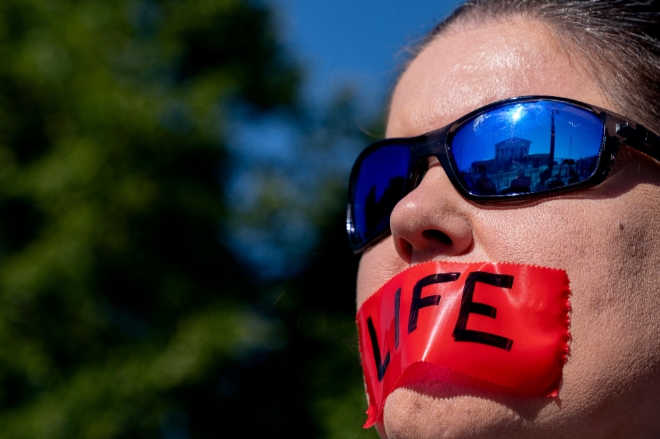미국 워싱턴DC에서 낙태 반대 시위자의 선글라스에 미국 연방대법원 건물이 반사되고 있다.  사진=연합뉴스