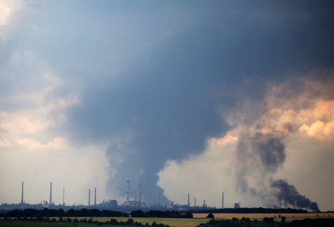 우크라이나 동부 리시찬스크 외곽의 정유공장 상공 위로 연기가 솟구치고 있다. 사진=연합뉴스