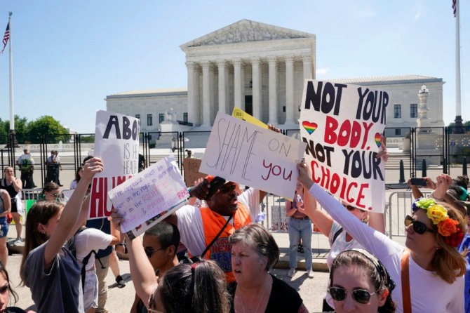 미국 워싱턴 DC 연방대법원 앞에서 25일(현지시간) 낙태권 인정을 요구하는 시위가 버ㅗㄹ어
