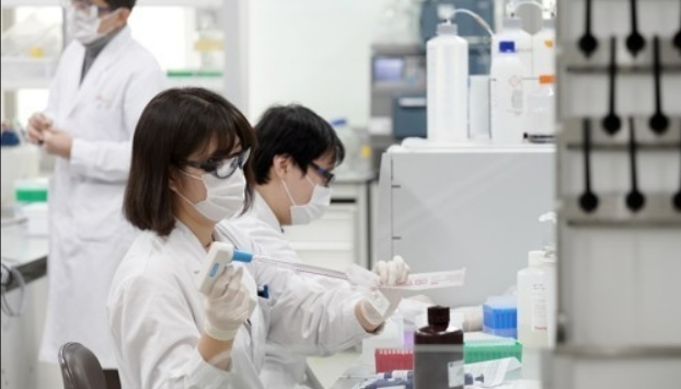 지난 10월 경기 성남의 SK바이오시언스 실험실에서 백신을 개발하는 연구원들의 모습. 사진=연합뉴스