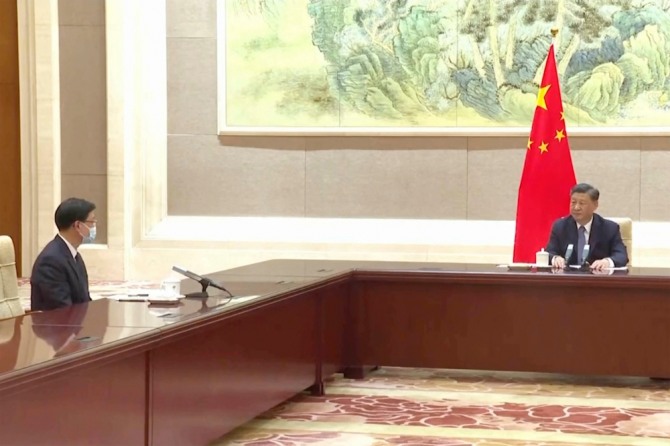 지난 5월 신임 홍콩 행정장관 만난 시진핑 중국 국가주석. 사진=연합뉴스