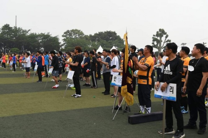 교동면 교동중. 고등학교에서 게임에 앞서  각 기수별 줄을 지어 행사를 하고 있다. 