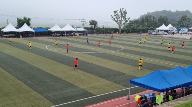 교동 OB팀(노란색 유니폼)과 66년생(빨강유니폼) 선.후배들이 축구를 하고 있다. OB팀 나이구성은 62년생 이상이다. (사진=유영재 기자)