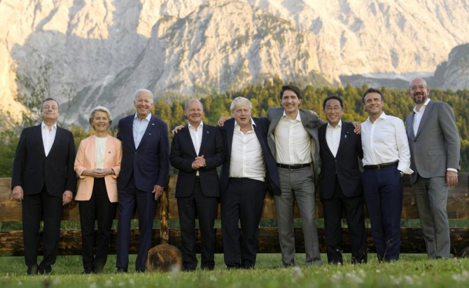조 바이든 미국 대통령 (왼쪽에서 세번째)을 비롯한 주요7개국(G7) 정상회의 참석자들. 사진=AP/뉴시스