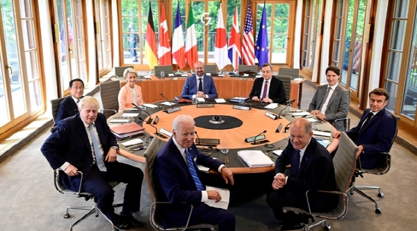 26일 개막된 G7 정상회담에 참석해 회의를 가지고 있는 조 바이든 미국대통령(앞줄 중앙) 등 G7정상들 모습.  사진=로이터