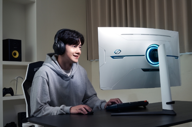 삼성전자 모델이 서울 시내 한 스튜디오에서 커브드 게이밍 모니터 신제품 '오디세이 네오 G8'을 선보이고 있다. 사진=삼성전자