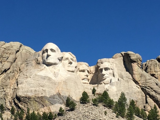 미국 러시모어 산에 조각된 대통령 얼굴들. 나다니엘 호손의 소설 '큰 바위 얼굴'의 주인공처럼 긍정적 동일시 할 대상을 마음속에 그리고 살아가면 자신도 큰 바위 얼굴이 될 수 있다.