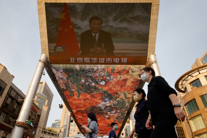 지난 6월 23일 중국 베이징의 한 쇼핑센터에 걸린 대형 TV에 시진핑 중국 국가주석이 브릭스 비즈니스 포럼에서 연설하는 뉴스가 나오고 있다. 사진=로이터