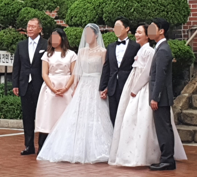 정의선(맨 왼쪽) 현대차그룹 회장이 27일 서울정동교회에서 장녀 진희씨를 결혼을 맞이해 가족사진을 찍고 있다. 사진=뉴시스