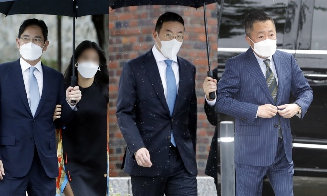 27일 서울 정동제일교회에서 진행된 정의선 현대차그룹 회장의 장녀 결혼식에는 이재용 삼성전자 부회장(왼쪽)을 비롯해 구광모 LG그룹 회장(가운데), 박정원 두산그룹 회장 등 재계 주요 총수들이 대부분 참석했다. 사진=뉴시스