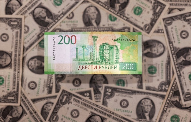 달러화를 배경으로 놓은 루블 지폐. 사진=연합뉴스