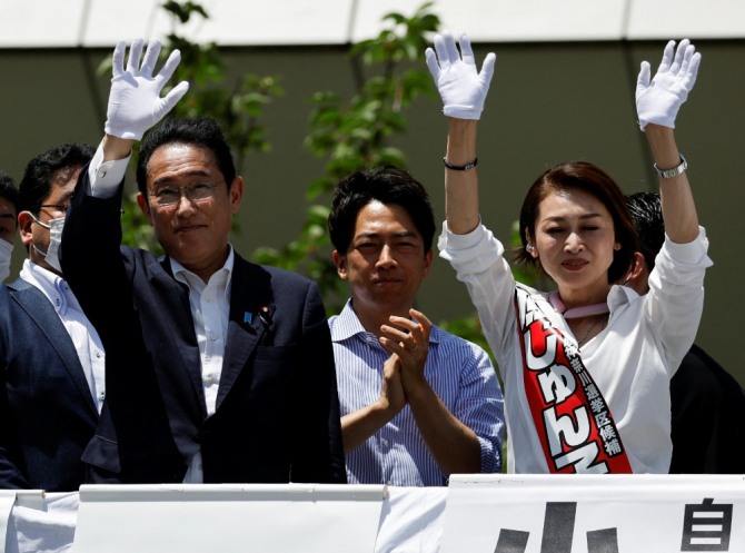 일본 자민당의 참의원 선거 유세를 돕는 기시다 총리(왼쪽). 사진=연합뉴스