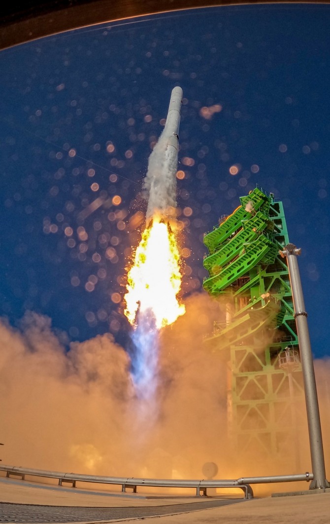순수 국내 기술로 설계·제작된 한국형 발사체 누리호(KSLV-Ⅱ)가 21일 오후 전남 고흥군 나로우주센터 발사대에서 발사돼 비행하고 있다. 2차 발사 누리호에는 성능검증위성과 4기의 큐브위성이 탑재됐다. 사진=뉴시스