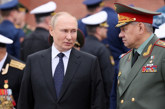블라디미르 푸틴 러시아 대통령과 세르게이 쇼이구 국방장관이 모스크바에서 열린 헌화식에 참석하고 있다. 사진=로이터
