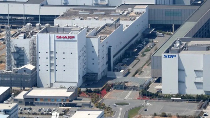 일본 샤프(Sharp)와 그 옆 사카이 디스플레이 프로덕츠 공장 전경