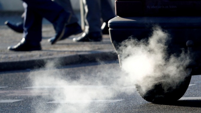 내연기관 자동차에서 이산화탄소가 배출되는 모습. 사진=로이터