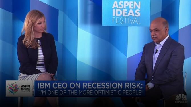 아르빈드 크리슈나 IBM CEO(오른쪽)가 27일(현지시간) 미국 CNBC방송에 출연하고 있다. 사진=CNBC